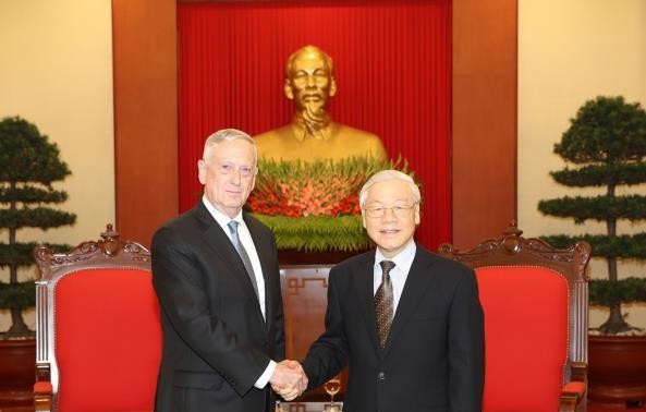 KPV-Generalsekretär Nguyen PhuTrong empfängt US-Verteidigungsminister James Mattis