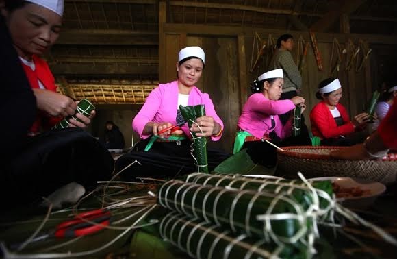 Verschiedene Volksgruppen in Vietnam feiern Tetfest