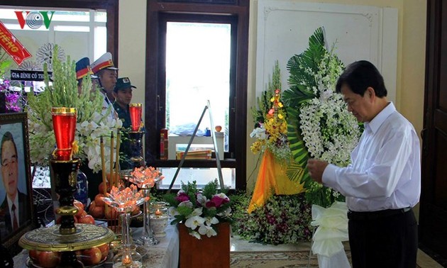 Nguyen Xuan Phuc zündet Räucherstäbchen für verstorbenen ehemaligen Premierminister Phan Van Khai an