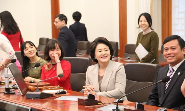 Frau des südkoreanischen Präsidenten trifft vietnamesische Studenten