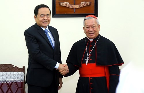 Vorsitzender der vaterländischen Front Tran Thanh Man besucht Bistum von Hanoi
