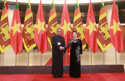 Parlamentspräsidentin Nguyen Thi Kim Ngan führt Gespräche mit ihrem sri-lankischen Amtskollegen