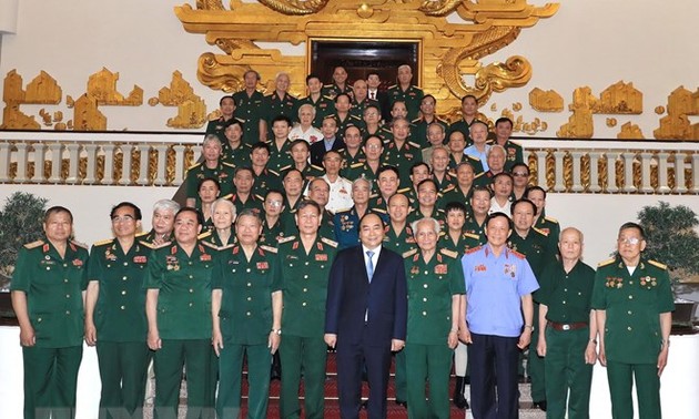 Premierminister Nguyen Xuan Phuc trifft Kriegsveteran-Delegation der Front Tay Nguyen