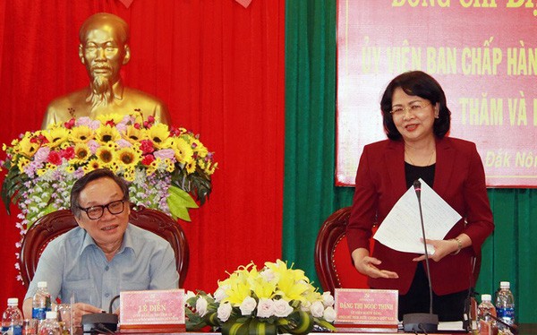 Vizestaatspräsidentin Dang Thi Ngoc Thinh besucht Familien mit Verdiensten in Dak Nong