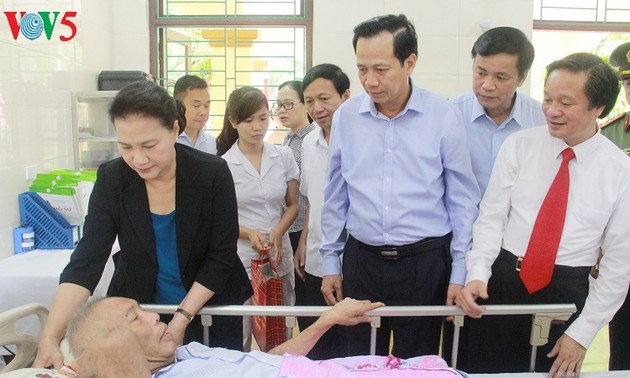 Parlamentspräsidentin Nguyen Thi Kim Ngan besucht Kriegsversehrte in Ha Nam