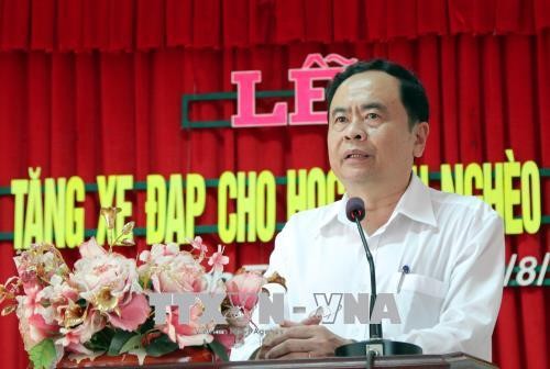 Vorsitzender der vaterländischen Front Vietnams  überreicht Stipendien an Schüler in Can Tho
