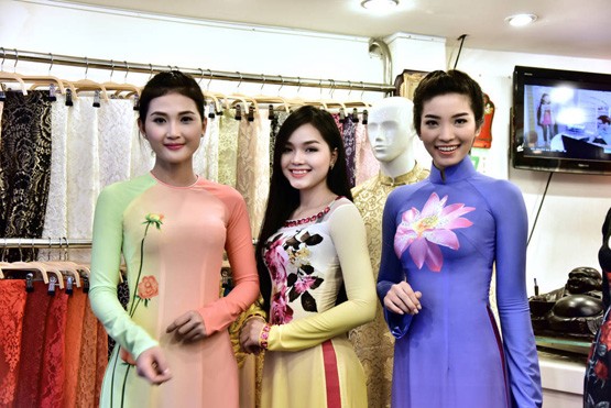 Vietnamesische Modeschöpfer bringen traditionelle Trachten Ao dai auf der Welt