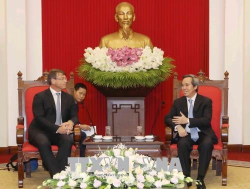 Leiter der Wirtschaftskommission der Partei Nguyen Van Binh empfängt australischen Botschafter