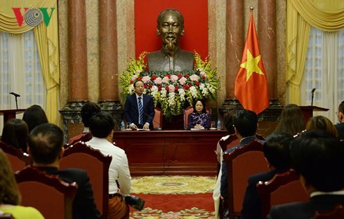 Interimsstaatspräsidentin Dang Thi Ngoc Thinh empfängt Delegation der vietnamesischen klein und mittelständischen Unternehmer