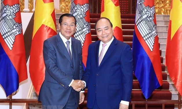 Premierminister Nguyen Xuan Phuc trifft kambodschanischen Amtskollegen Hun Sen