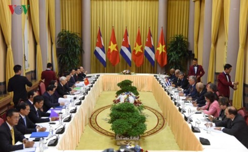 Vorsitzender des Staatsrates und Ministerrates Kubas Miguel Diaz Canel beendet Vietnambesuch