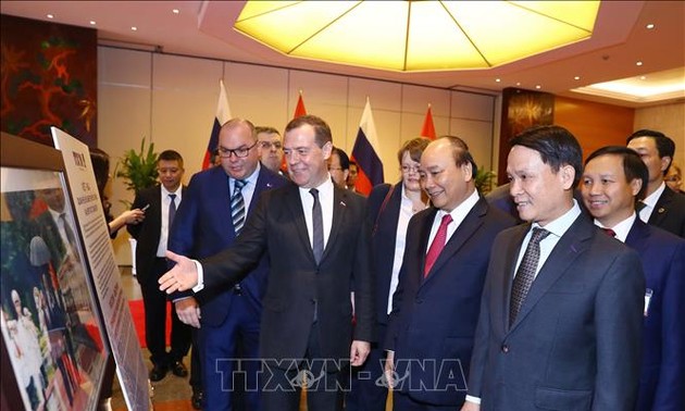 Russlands Premierminister Dmitri Medwedew besucht Ausstellung der traditionellen Beziehungen zwischen Vietnam und Russland