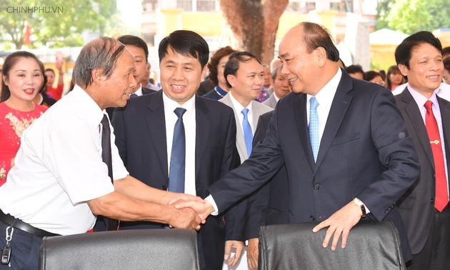 Premierminister Nguyen Xuan Phuc besucht Schule Da Phuc