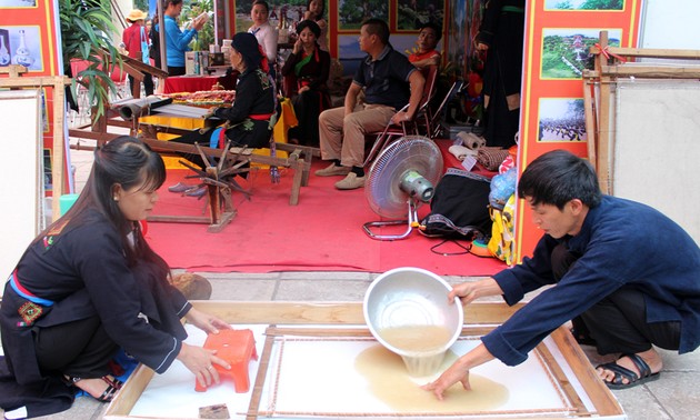 Die Herstellung der Do-Papiere der Volksgruppe Cao Lan in Bac Giang
