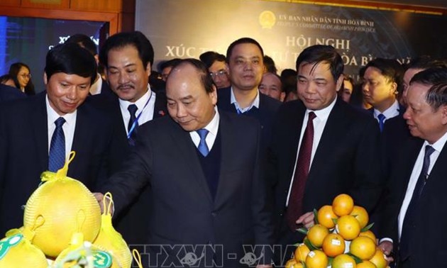 Premierminister Nguyen Xuan Phuc nimmt an Investitionskonferenz in Hoa Binh teil
