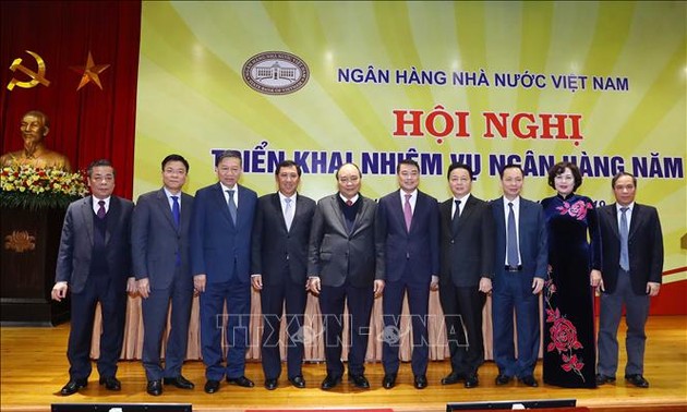  Premierminister Nguyen Xuan Phuc nimmt an Evaluationskonferenz der Banken teil