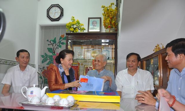 Parlamentspräsidentin Nguyen Thi Kim Ngan besucht Familien mit Verdiensten in Can Tho