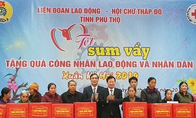 Vizepremierminister Trinh Dinh Dung besucht Phu Tho