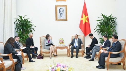 Premierminister Nguyen Xuan Phuc empfängt Botschafter aus Chile und Kanada