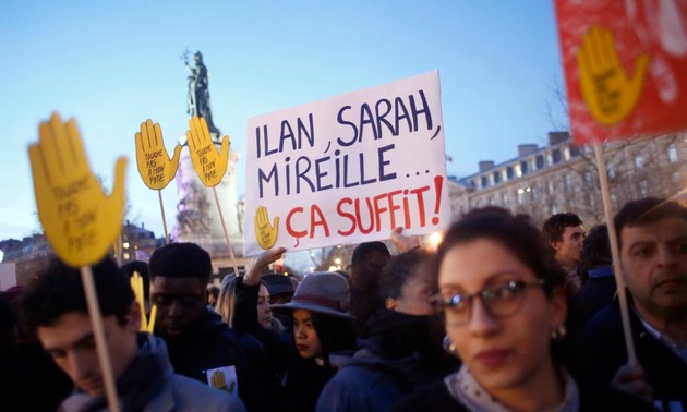 Franzosen demonstrieren gegen Antisemitismus