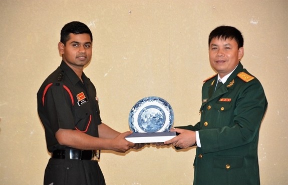 Treffen der jungen Offiziere von Vietnam und Indien