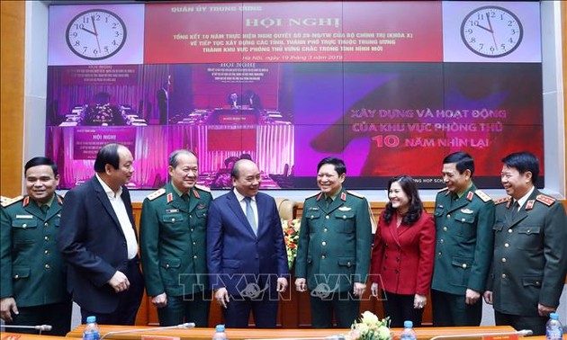Premierminister Nguyen Xuan Phuc nimmt an Bewertungskonferenz über Beschluss vom Politbüro teil
