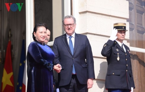 Parlamentspräsidentin Nguyen Thi Kim Ngan führt Gespräche mit Vorsitzendem des französischen Unterhauses