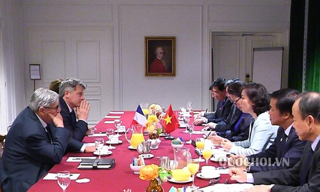 Parlamentspräsidentin Nguyen Thi Kim Ngan führt Gespräche mit ersten Sekretär der kommunistischen Partei Frankreichs