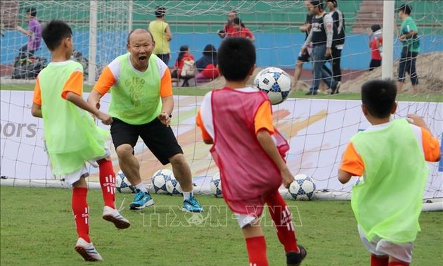Trainer der vietnamesischen Fußballmanschaft Park Hang-seo trifft Schüler in Viet Tri