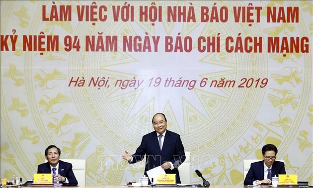 Premierminister Nguyen Xuan Phuc besucht Verein der vietnamesischen Journalisten