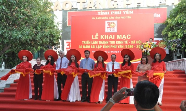 Ausstellung über Erfolge in der Wirtschaft und Gesellschaft in Phu Yen