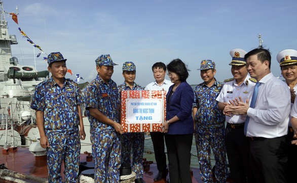 Vizestaatspräsidentin Dang Thi Ngoc Thinh besucht Marine der Zone 2
