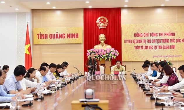 Vizeparlamentspräsidentin Tong Thi Phong besucht Quang Ninh
