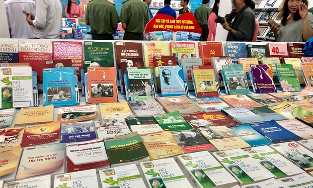  Buchausstellung über “Ho Chi Minhs Ewigkeit im Leben der Vietnamesen“