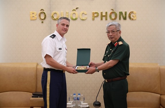 General Nguyen Chi Vinh empfängt US-Militärattache Stevenson
