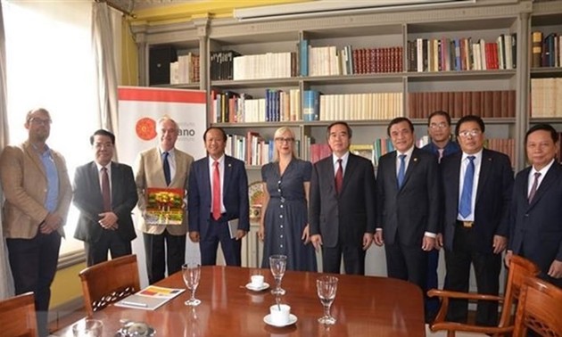 Leiter der Wirtschaftsabteilung der Partei Nguyen Van Binh besucht Spanien