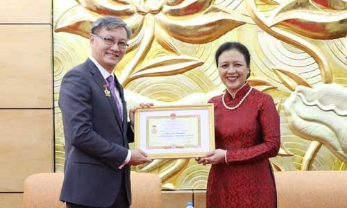 Auszeichnung für Frieden und Freundschaft der Völker an laotischen Botschafter in Vietnam
