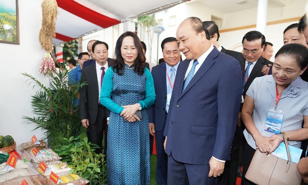 Premierminister Nguyen Xuan Phuc nimmt an Investitionskonferenz in Lang Son teil