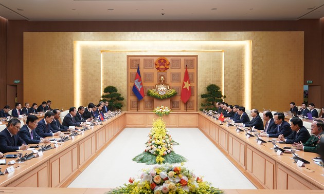 Premierminister Nguyen Xuan Phuc führt Gespräche mit seinem kambodschanischen Amtskollegen