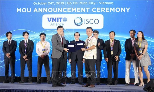 Eröffnung der Konferenz über Entwicklung der Dienstleistungen für vietnamesische Informationstechnologie