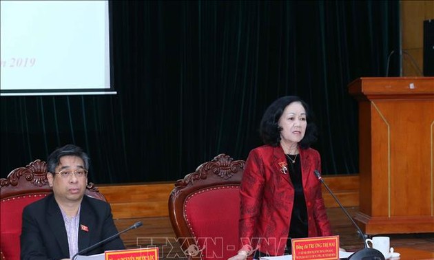 Leiterin der Abteilung für Volksaufklärung der Partei Truong Thi Mai trifft Leiter vietnamesischer Vertretung im Ausland