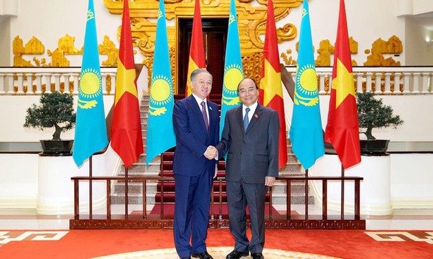 Premierminister Nguyen Xuan Phuc empfängt Präsidenten des kasachischen Unterhauses