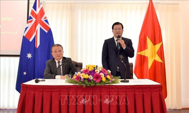 Vizepremierminister Trinh Dinh Dung besucht vietnamesische Botschaft in Australien