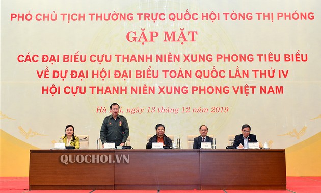 Vizeparlamentspräsidentin Tong Thi Phong trifft Vertreter ehemaliger junger Helfer im Krieg