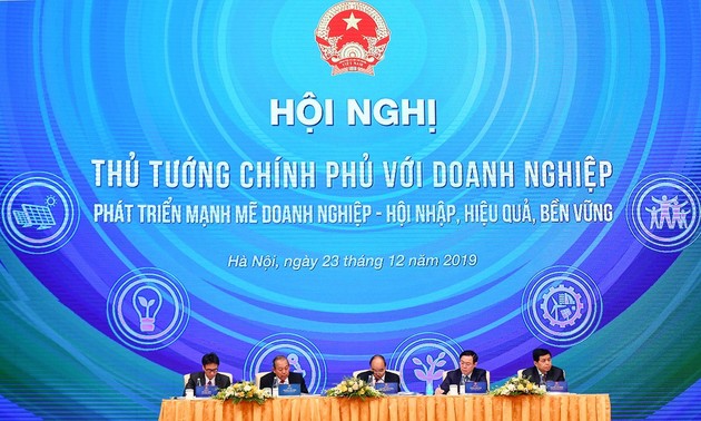 Konferenz zwischen Premierminister Nguyen Xuan Phuc und Unternehmen