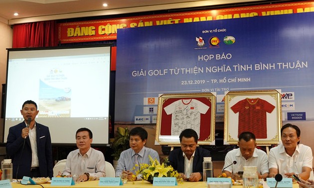 Premierminister Nguyen Xuan Phuc lässt Fußballtrikos der vietnamesischen Fußballmannschaft der Frauen versteigern