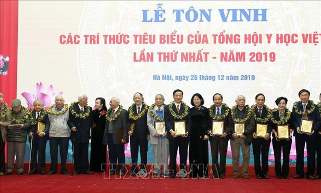 Ehrung der ausgezeichneten Mitglieder der traditionellen Mediziner Vietnams