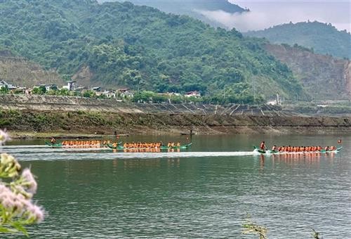 Rennen der Boote “Schwanz von Schwalben” in Muong Lay