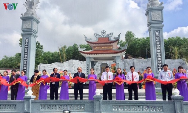 Premierminister Nguyen Xuan Phuc nimmt an der Einweihung der Gedenkstätte der gefallenen Soldaten Nui Que-Anh Linh Dai