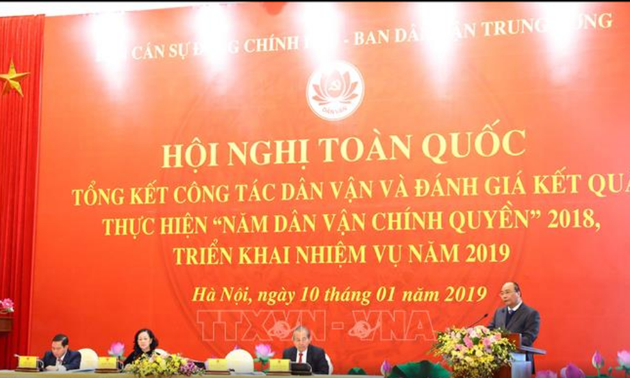 Premierminister Nguyen Xuan Phuc nimmt an Konferenz der administrativen Volksaufklärung teil
